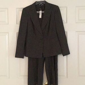 Tweed black 2 piece suit. Pants has pockets.100% lined